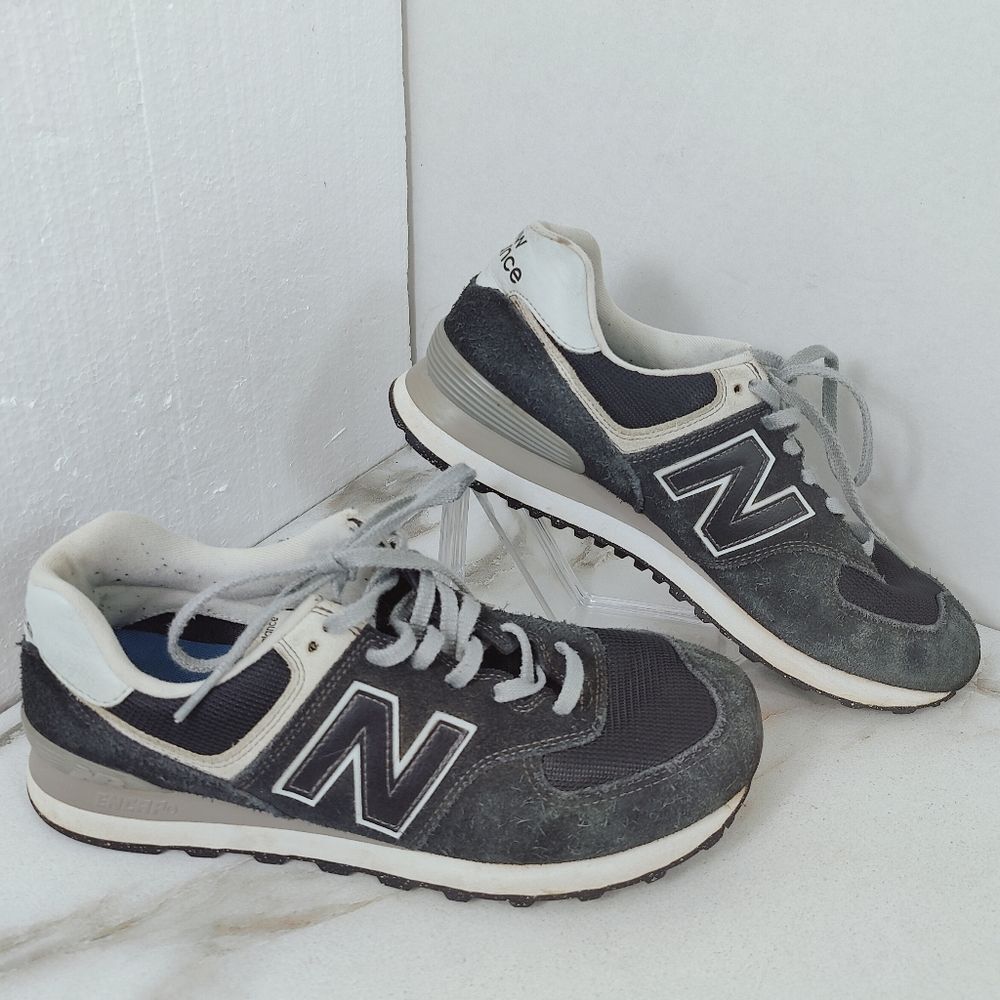 New Balance 574 Navy Suede Unisex Running Shoes Sneakers, Sz 9(M) 10.5(W)